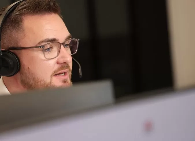 Layer 4 IT support team member speaking on the phone and helping a customer